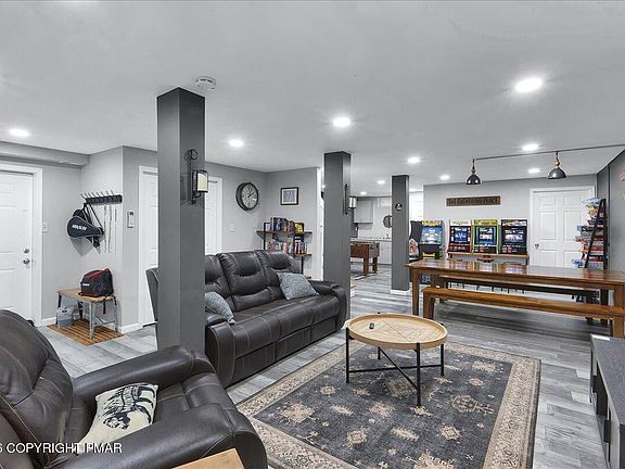 4th image of 42 Hillcrest Dr