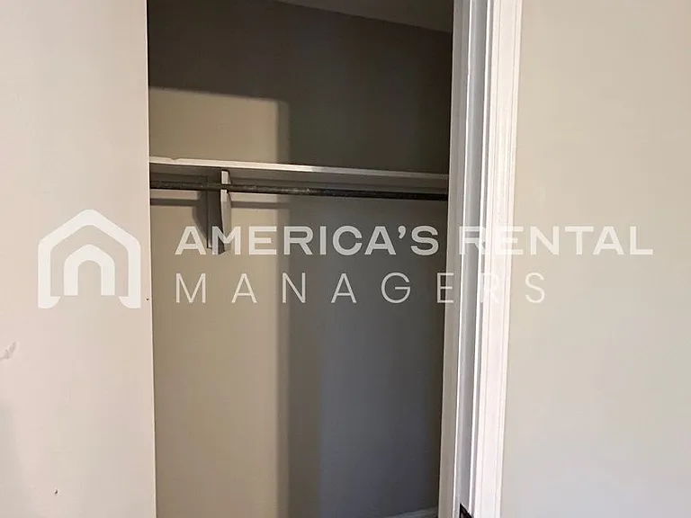 2422 Hampstead Dr — Photo 25