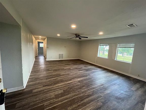 3rd image of 824 Nob Hill Rd