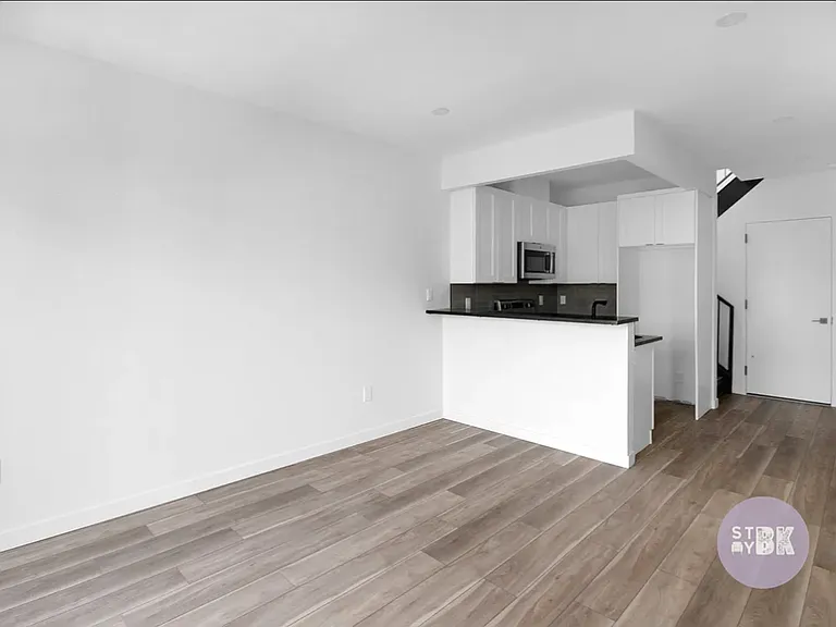 194 Buffalo Ave #4R — Photo 2