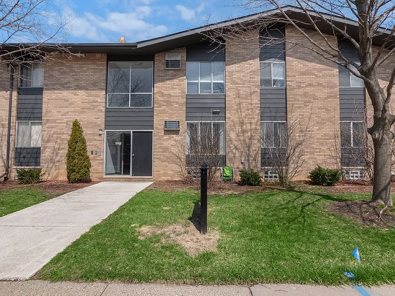 550 Rosewood St — Photo 2