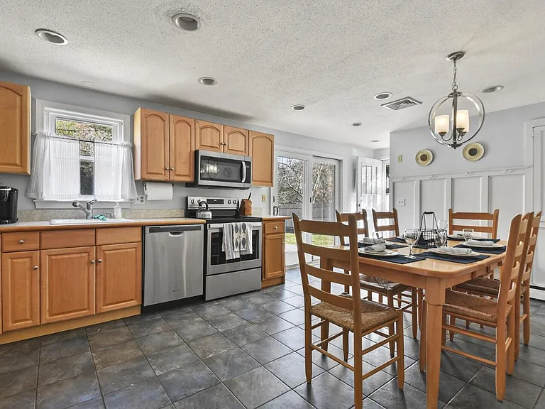 583 N Falmouth Hwy — Photo 8