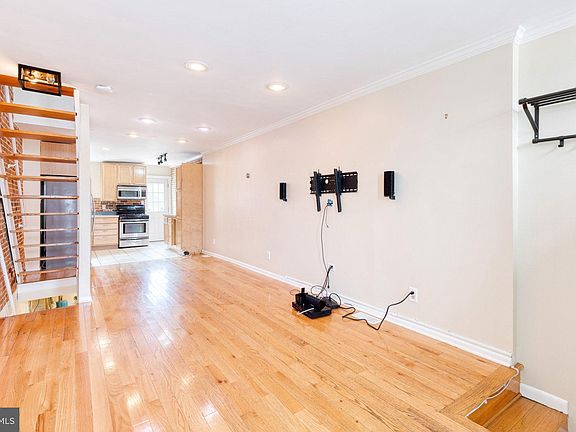 4th image of 667 E Clement St