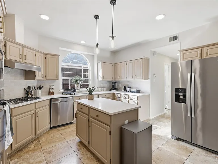 2707 Rochelle Dr — Photo 10