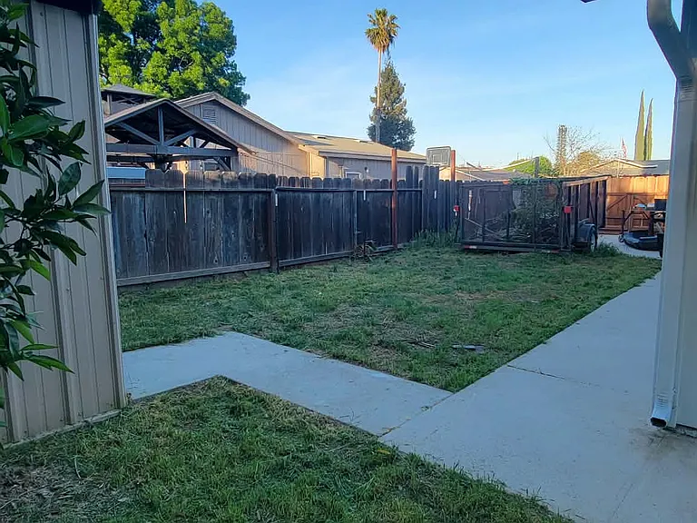 Shoshone Dr — Photo 14