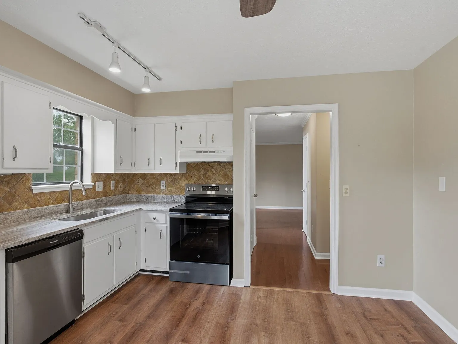 2 bed, 1.5 bath, 1034 sqft, $2,375 — Photo 4