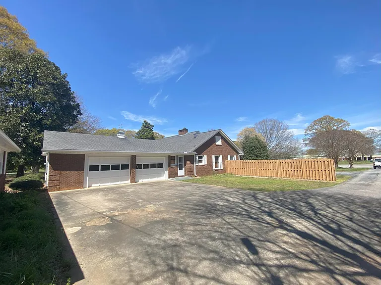 2400 E Blackstock Rd — Photo 2
