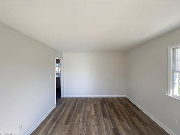 3rd image of 1414 Larchmont Dr