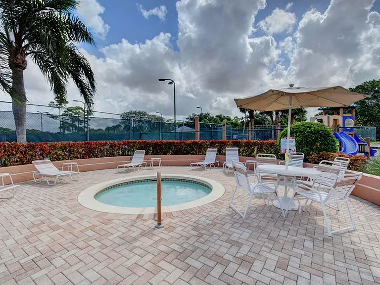 1004 Landings Blvd — Photo 32