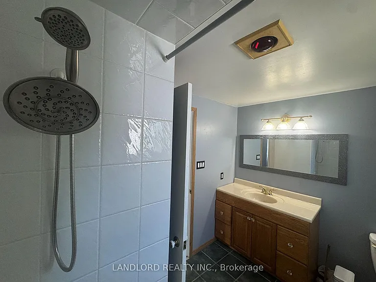 833 Laurier Ave — Photo 36