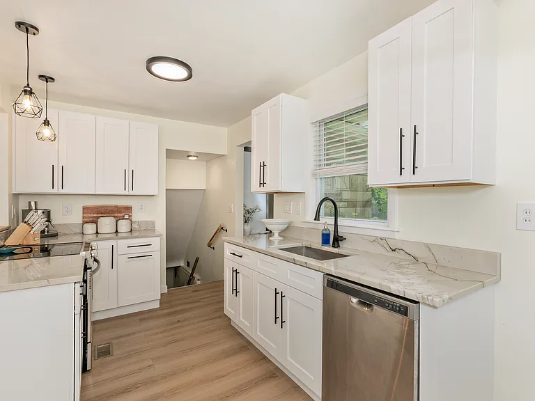 569 Bishop Rd — Photo 2