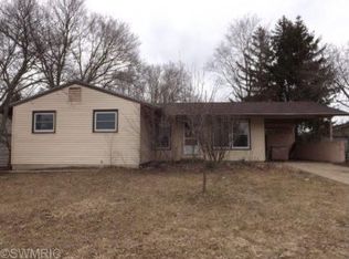 2122 Daylor Dr NE, Grand Rapids, MI 49525