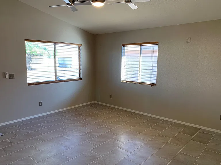 8824 S Desert Rainbow Dr — Photo 4