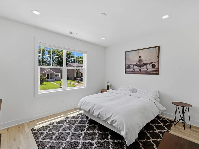 211B Queen Ave — Photo 30