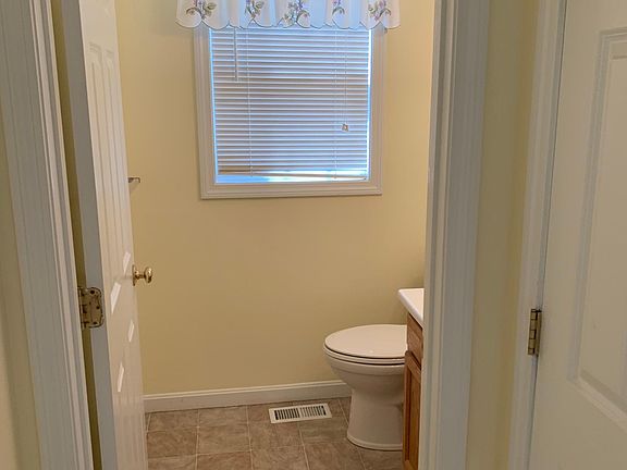 1/2 Bath off of kitchen