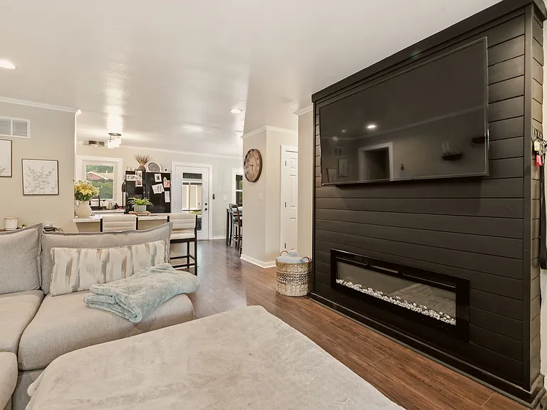 846 N El Paso Dr — Photo 2