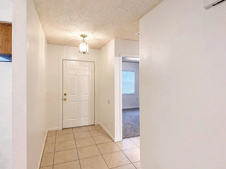 1029-1031 Jacks Street — Photo 2