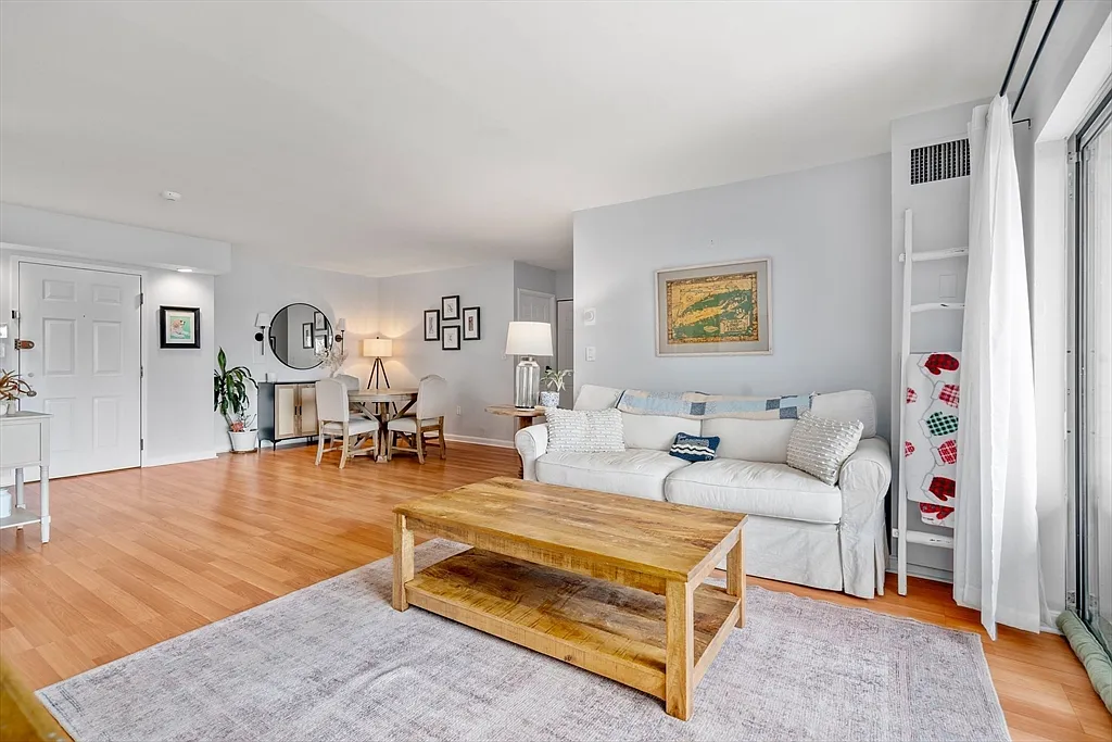 2 bed, 2.0 bath, 1090 sqft, $2,900 — Photo 3