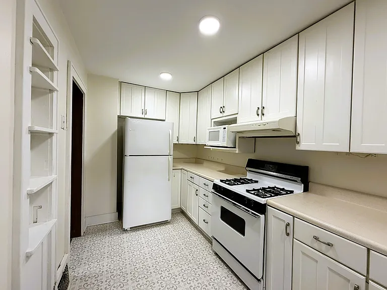 708 N Porter Ave — Photo 3