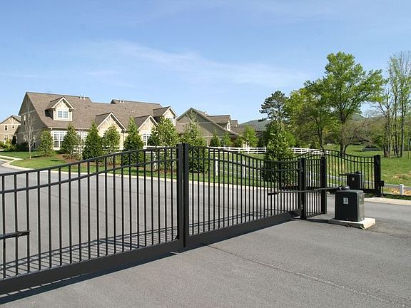 4th image of 34 Burlington Ln