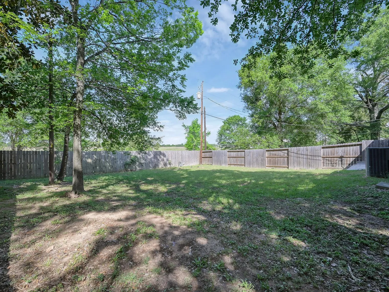 1 bed, 1.5 bath, 1700 sqft, $850 — Photo 2