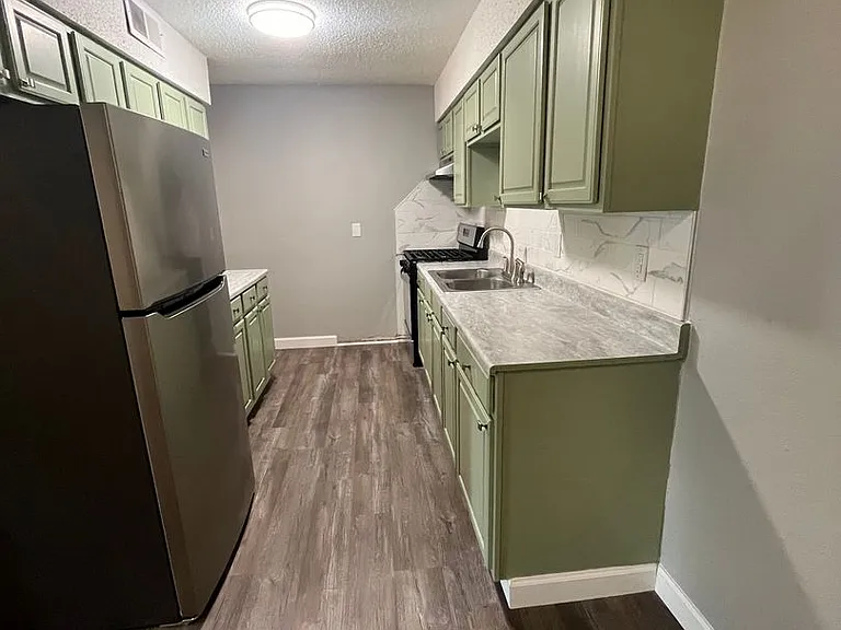 Crossroads Villa Apartments — Photo 49