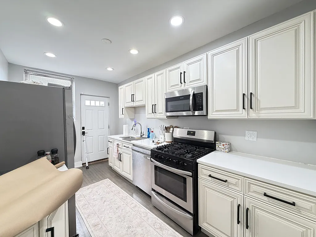3243 N Damen Ave — Photo 2