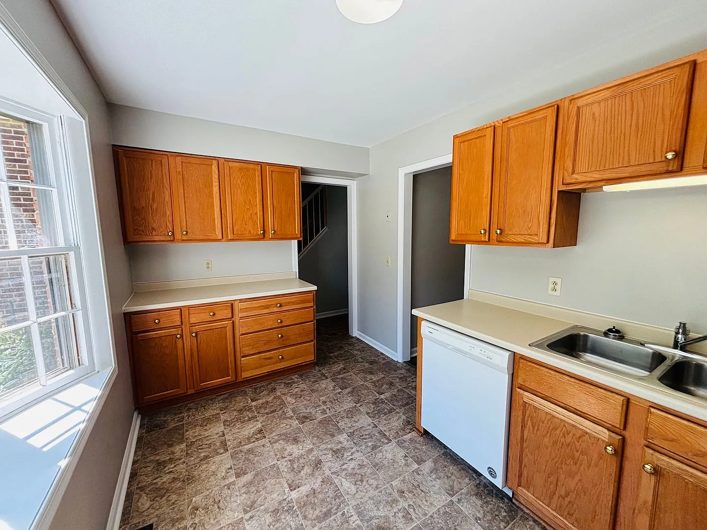Charming 3 bed/2.5 bath townhome in Haymarket - Pool Access! *Newly Renovated! — Photo 4