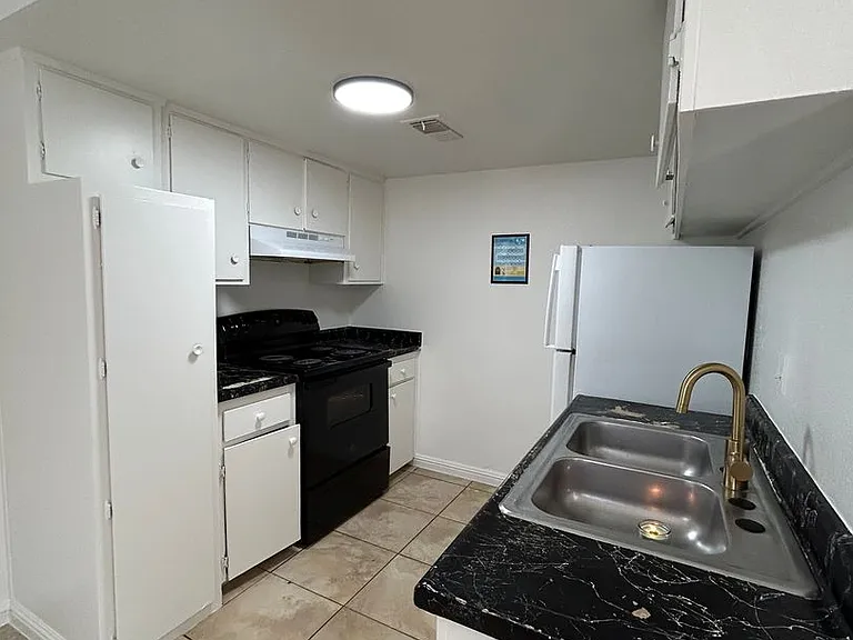 3821 Hazelwood St — Photo 1