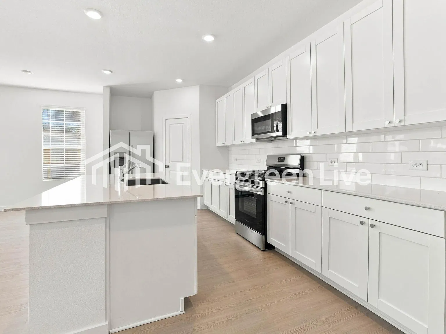 4 bed, 2.0 bath, 2081 sqft, $2,190 — Photo 3