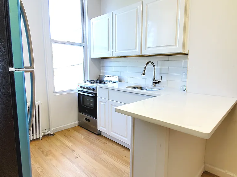 949 Grand St #2R — Photo 4