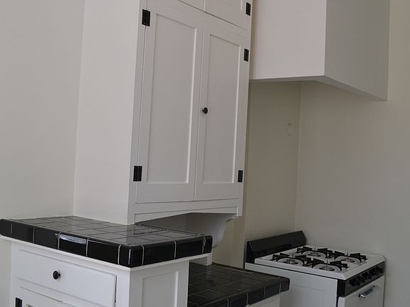5th image of 229 W 6th St APT 208