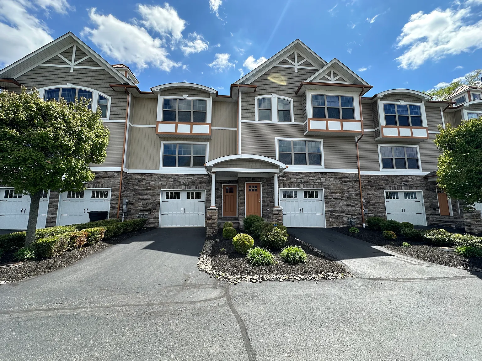 3 bed, 2.5 bath, 2700 sqft, $3,800 — Photo 3