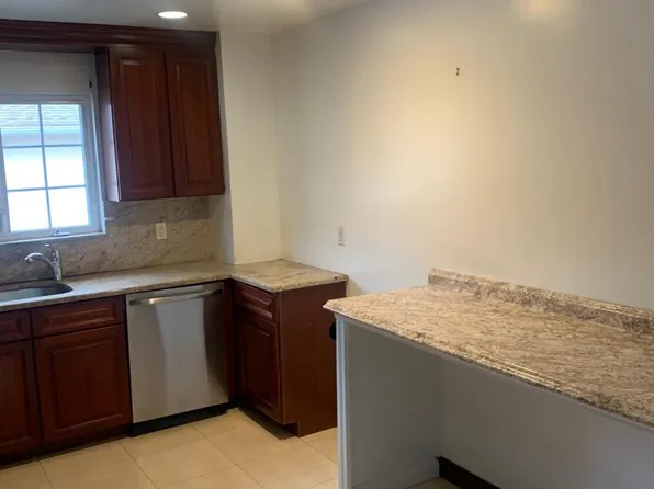 8766 257th St, Floral Park, NY 11001