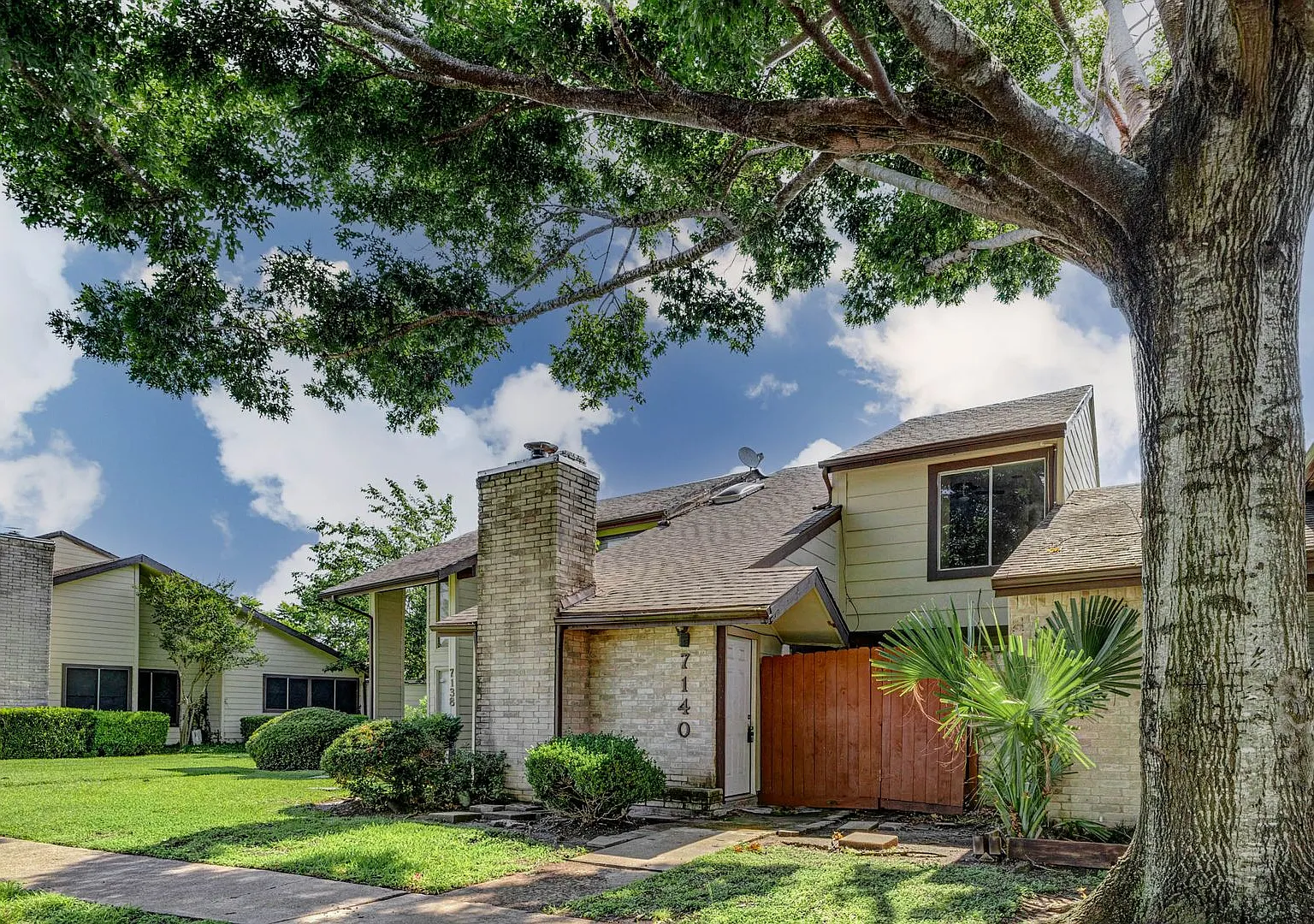 Houston Living in a Spacious Townhome — Photo 2