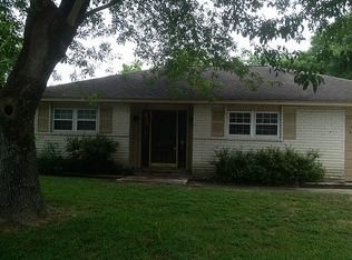 402 Stoneledge Dr, Friendswood, TX 77546