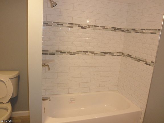 4th image of 76 Stuyvesant Ave