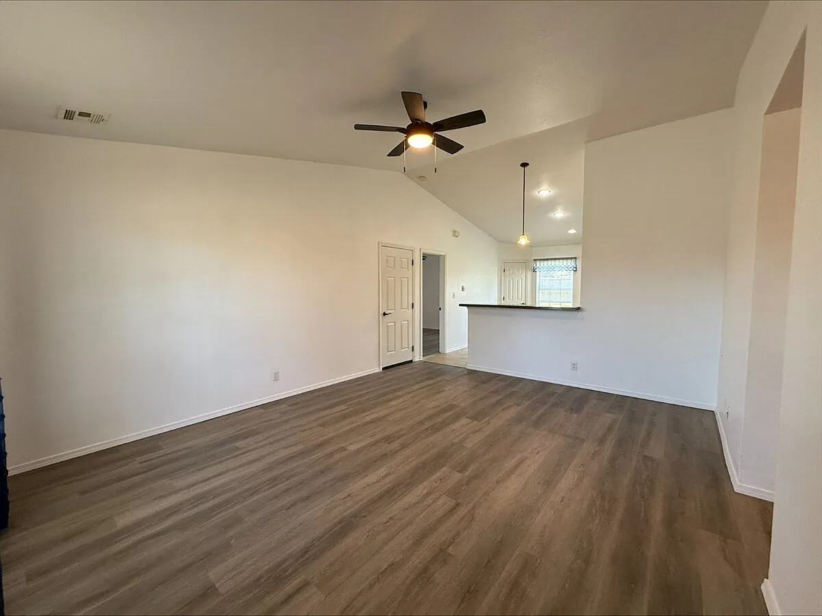 3 bed, 2.0 bath, 1097 sqft, $1,600 — Photo 4