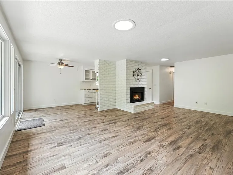 2448 Margery St — Photo 5