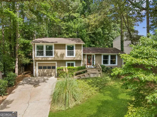 9705 N Pond Cir, Roswell, GA 30076