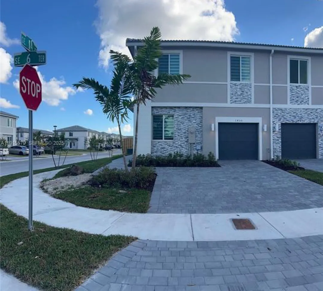 4 bed, 3.5 bath, 2008 sqft, $3,100 — Photo 2