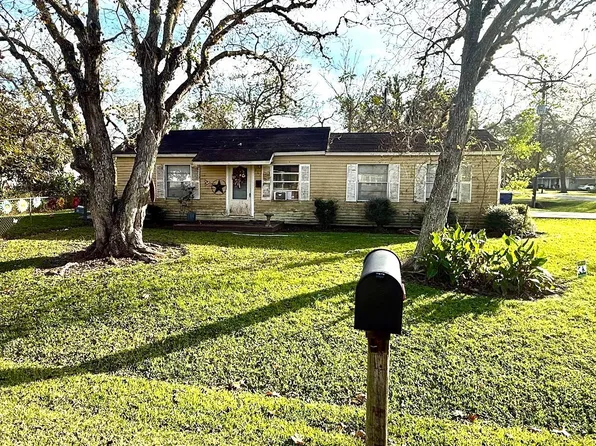 701 E Bernard St, West Columbia, TX 77486