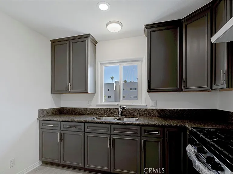 14916 Wyandotte St — Photo 7