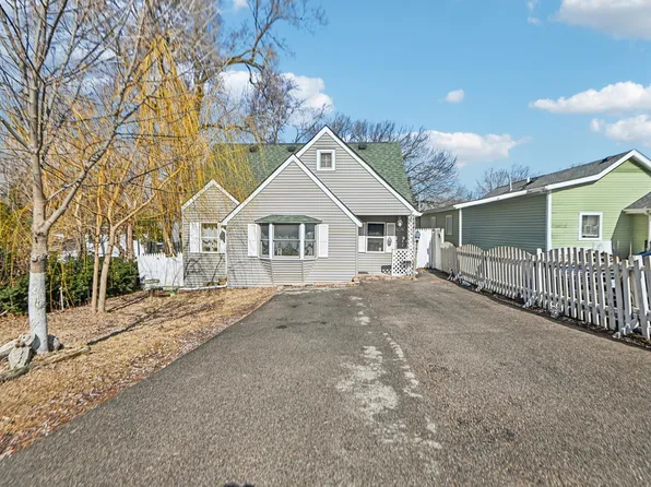 404 Parkview Ct, Round Lake Park, IL 60073