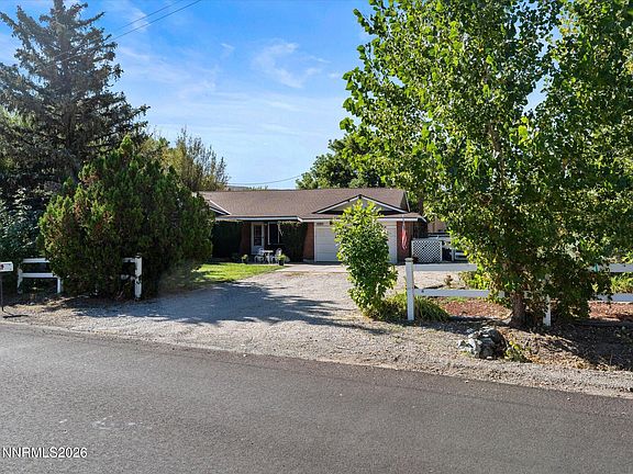 4th image of 110 E Laramie Dr
