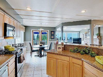 Granite Slab/Maple View Kitchen