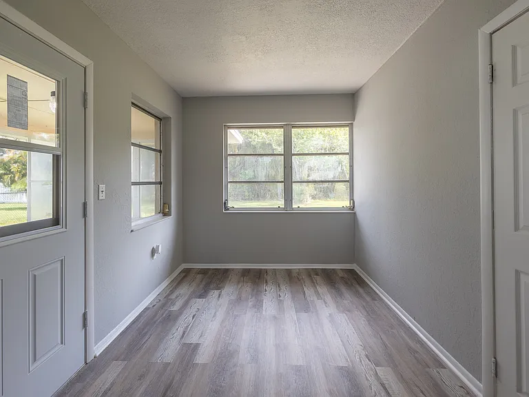 916 Gillespie St — Photo 16