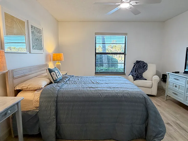 Spacious Primary w/ STUNNING lake & golf course views & HUGE walk-in closet