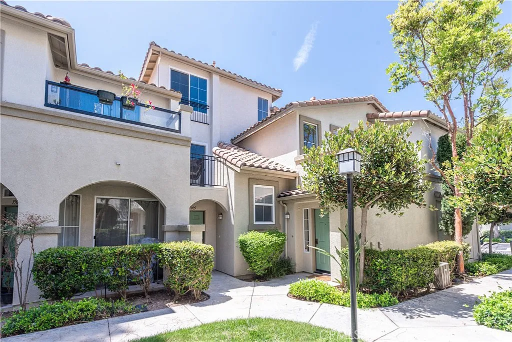 1 bed, 1.5 bath, 890 sqft, $3,100 — Photo 2