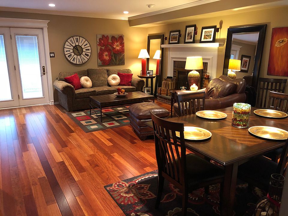 Living Room/Dining Area